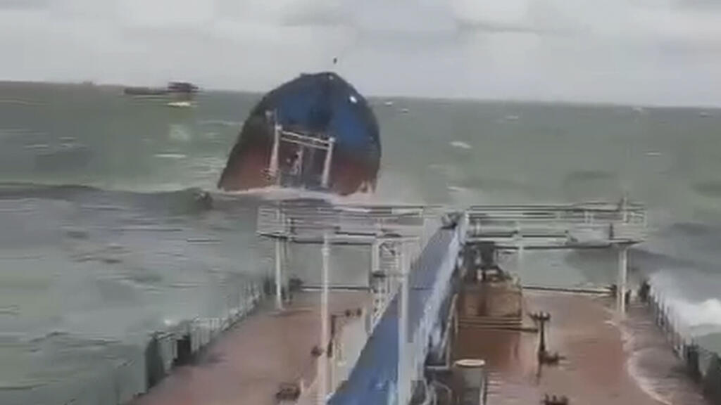 Oil spill near Black Sea after two Russian tankers seriously damaged in storm