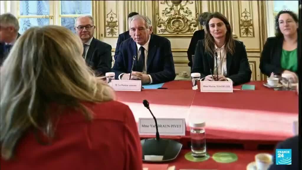 France not to name new government before Monday evening