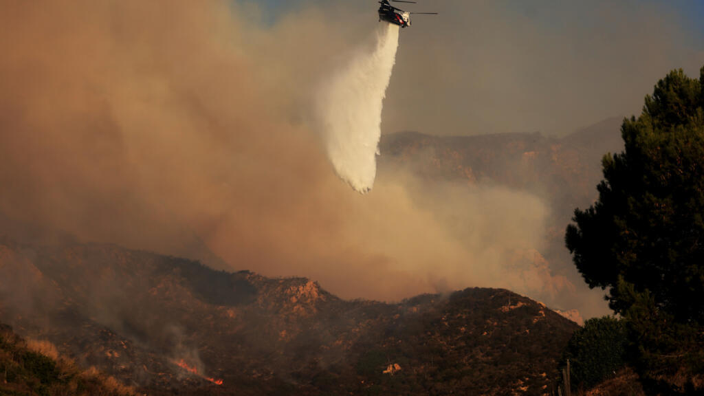 Thousands flee as wildfire threatens homes in California's Malibu