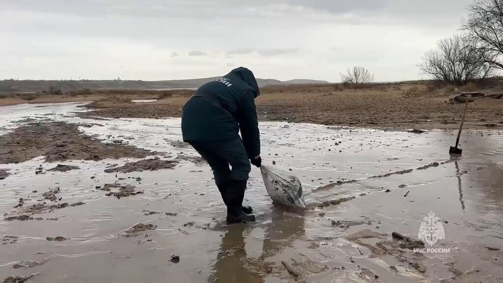 Oil slick from Russian tanker spill reaches Crimea